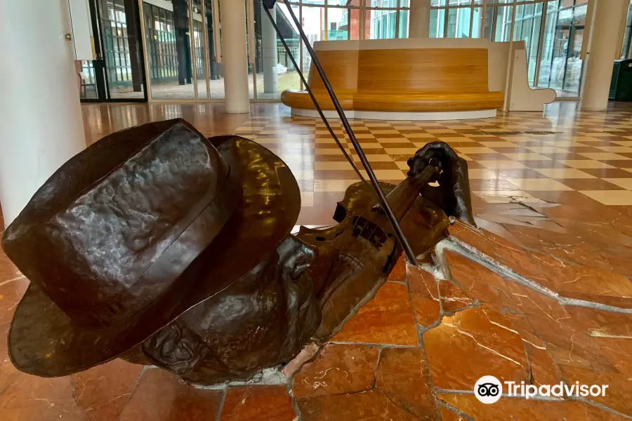 Sculpture De Violist