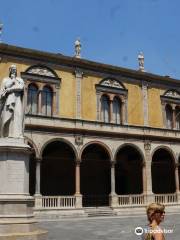 Statue of Dante Alighieri