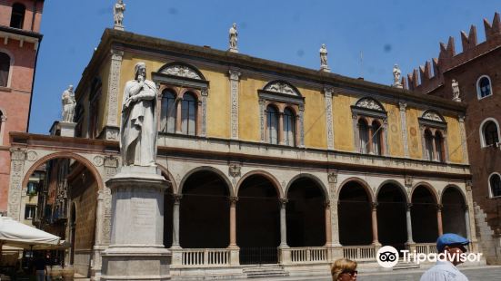 Statue of Dante Alighieri