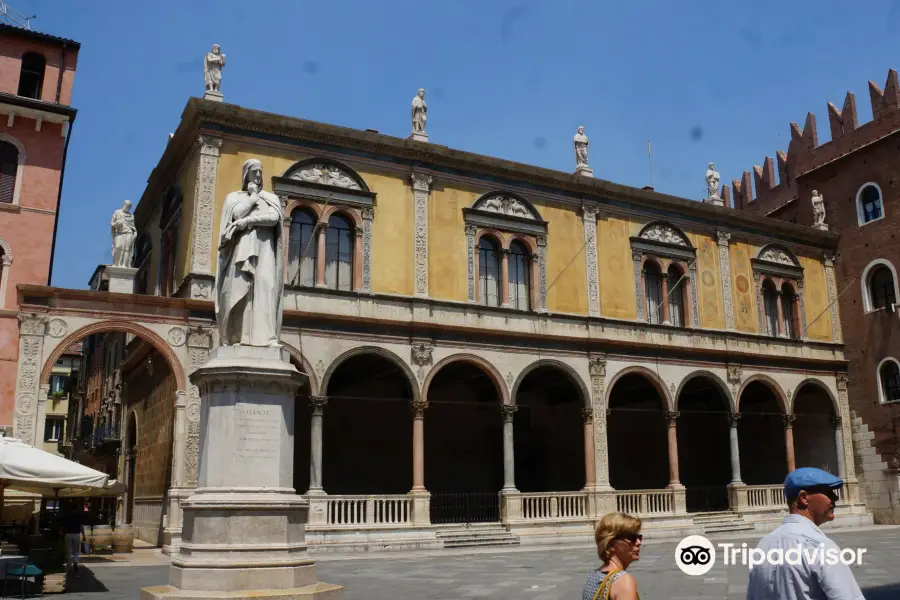 Statue of Dante Alighieri