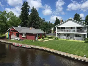 Borchers AuSable Canoe & Kayak with Riverside Bed & Breakfast