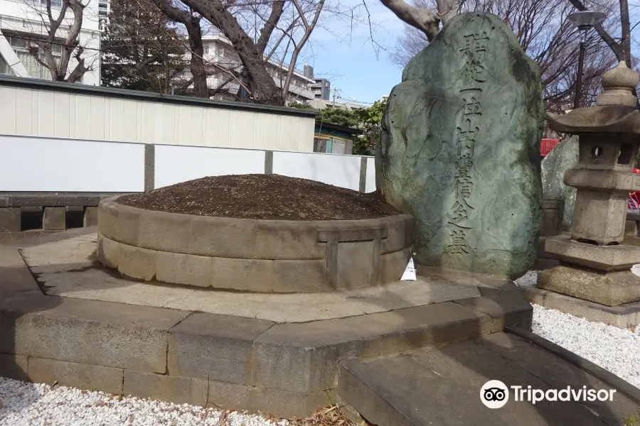 The Grave of Yamauchi Toyoshige