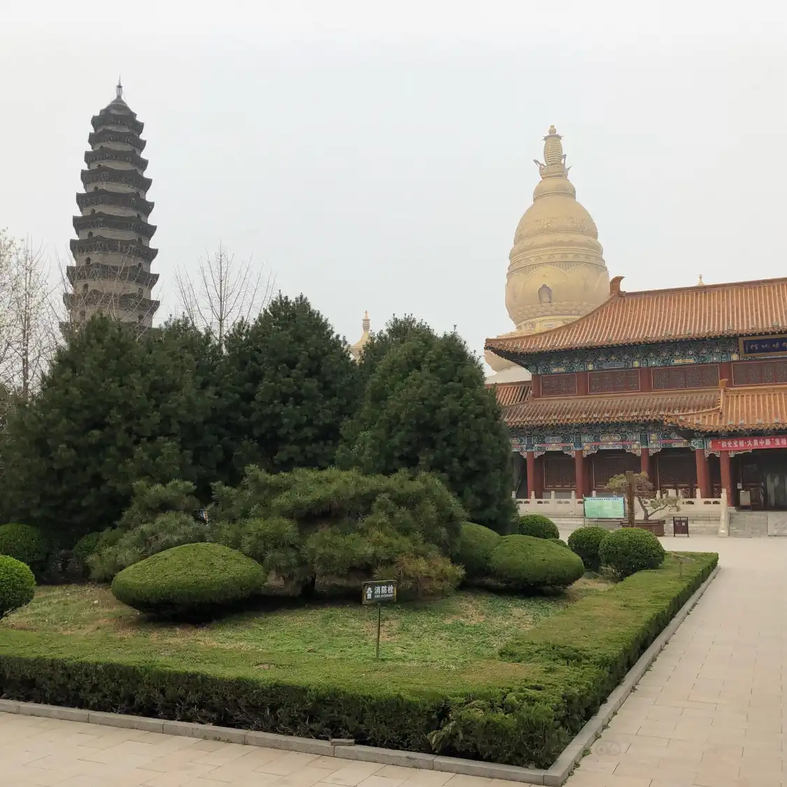 Hotels near Taizi Lingzong Tower