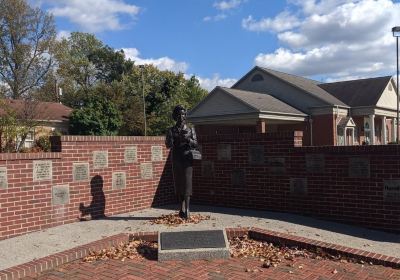 Noel Neill Statue