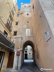 Porta Oscura e Torre Dell'orologio