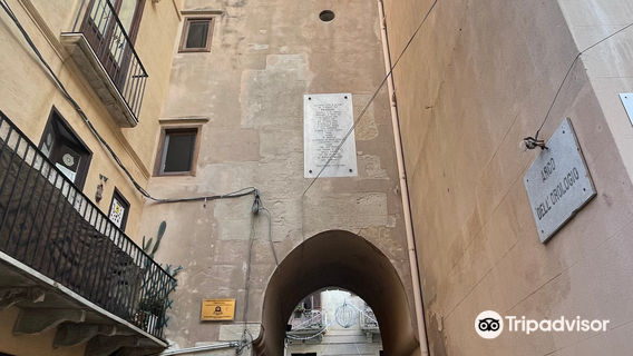 Porta Oscura e Torre Dell'orologio
