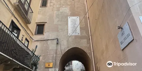 Porta Oscura e Torre Dell'orologio