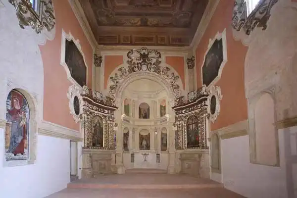 Hotels near Chiesa della Santissima Trinita' o dei Battenti