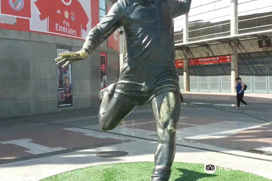 Eusébio statue