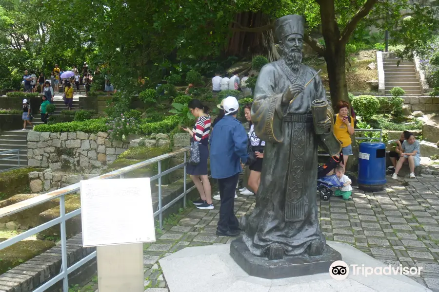 Matteo Ricci Statue