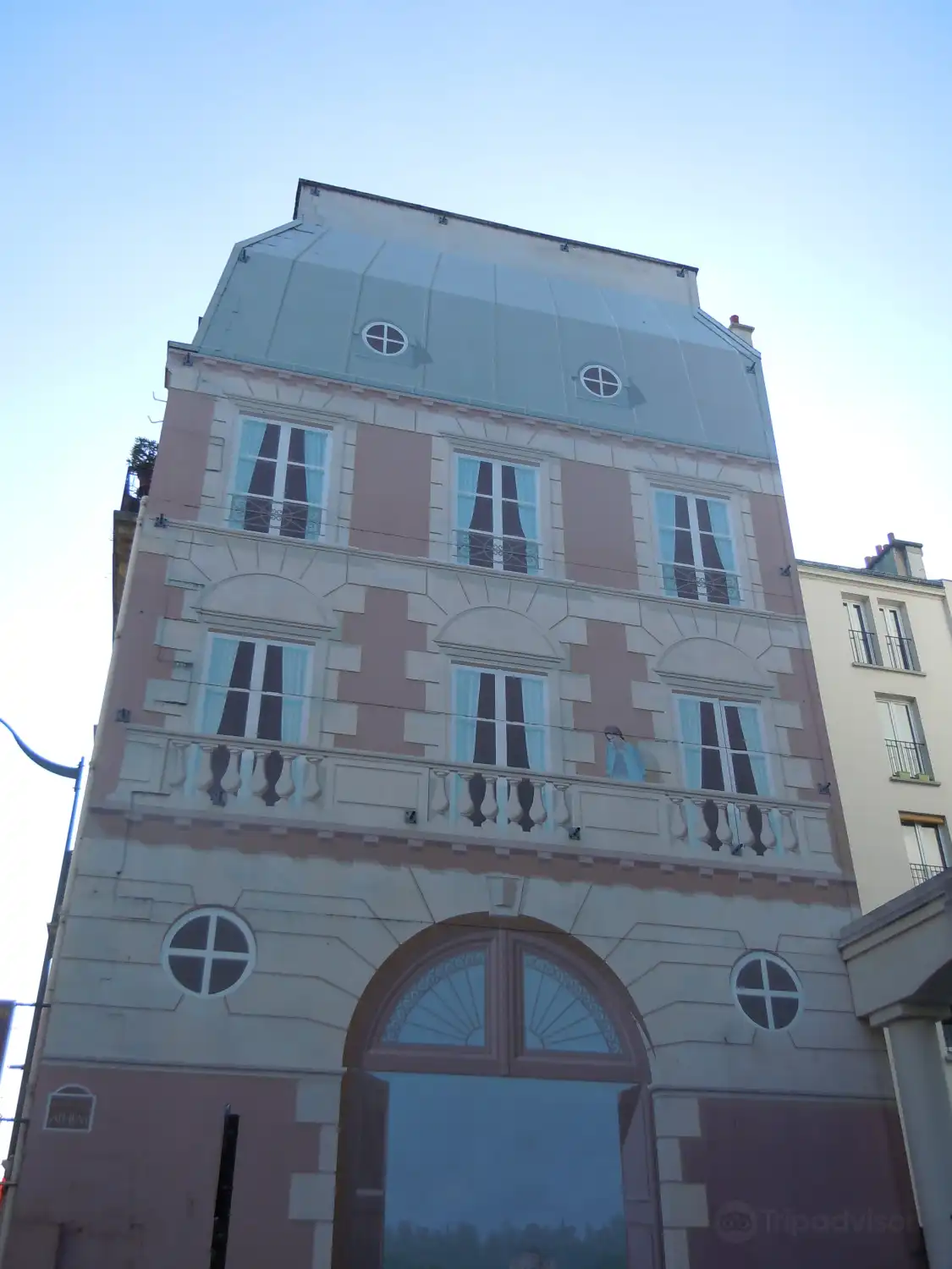 Hôtels à proximité de : Fresque Femme au Balcon