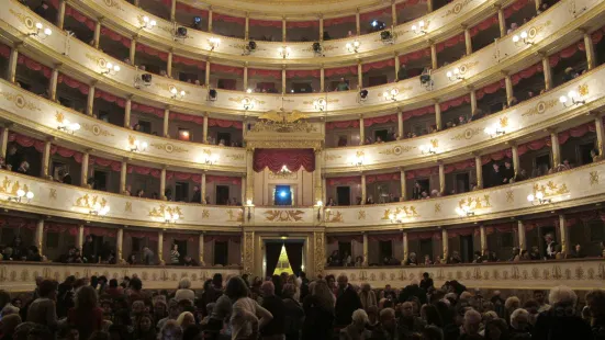 Pavarotti-Freni Theater