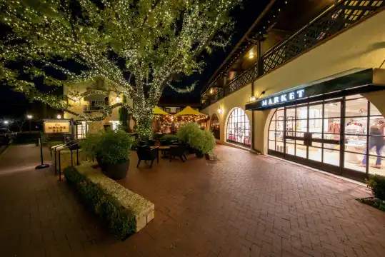 Hotels near Highland Park Village