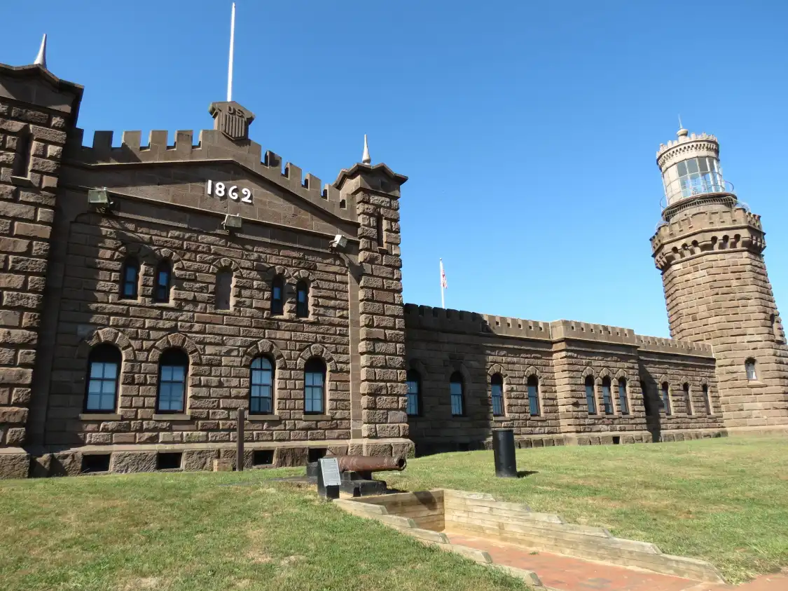 Hotels near Twin Lights State Historic Site