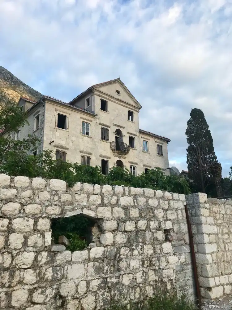 Hotels near Ivanovic Palace