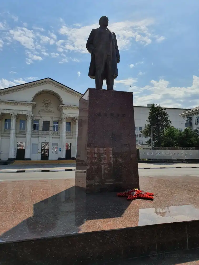 Hotels near Lenin Statue