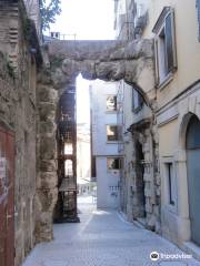 Arco romano de la antigua puerta de la ciudad