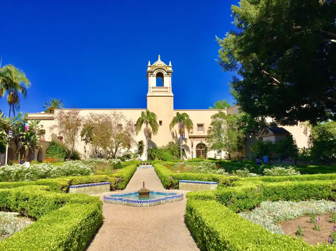阿卡薩城堡花園附近的飯店