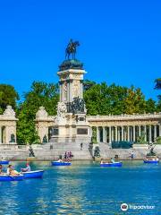 Great Pond of El Retiro