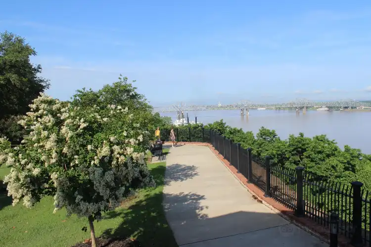 Hotels near Bluff Park