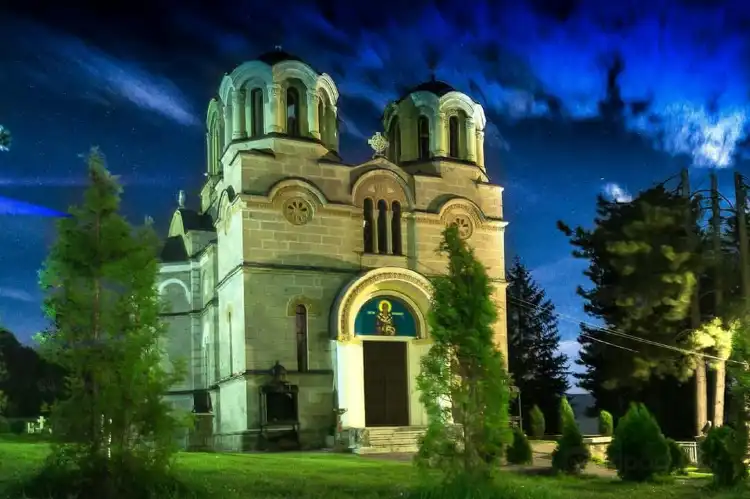 Hotels in Leshok