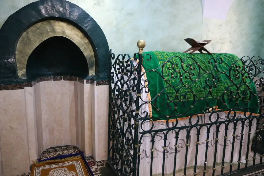 Hotels near Salman al-Farisi Mausoleum and Mosque
