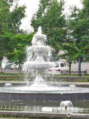 Akai Kutsu Oyako Statue