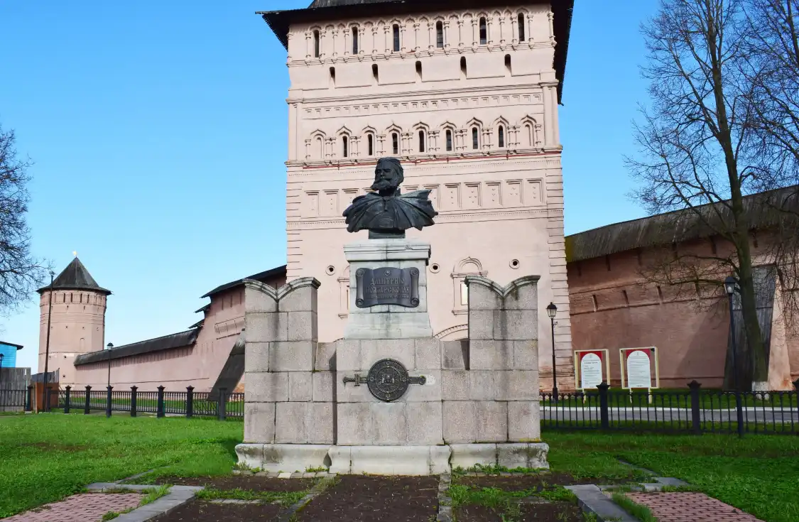 Hotels near Monument to Pozharskiy