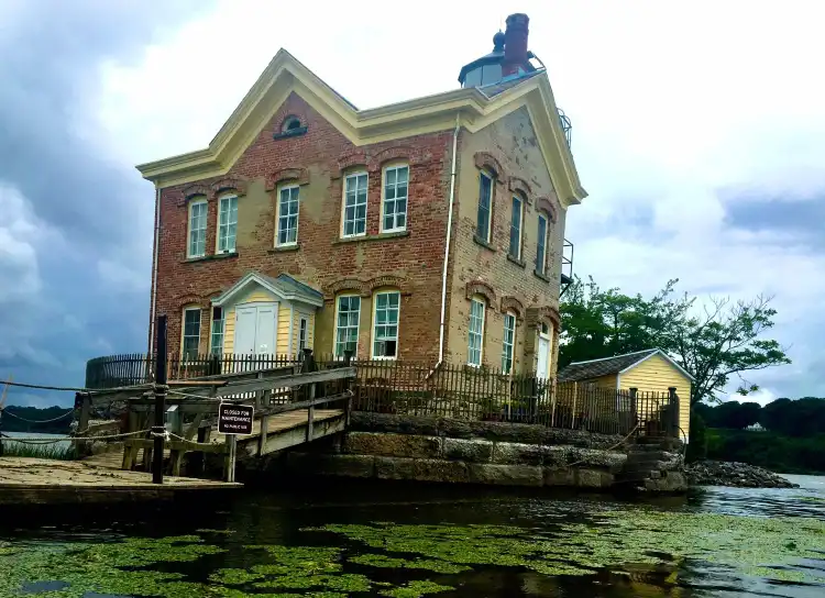 Hotels near Saugerties Marina