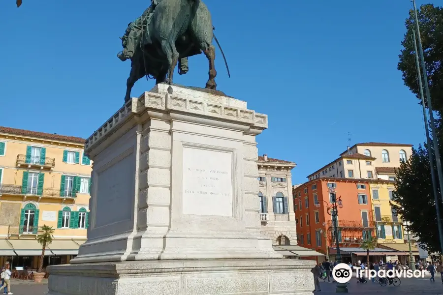 Statua a Vittorio Emanuele II