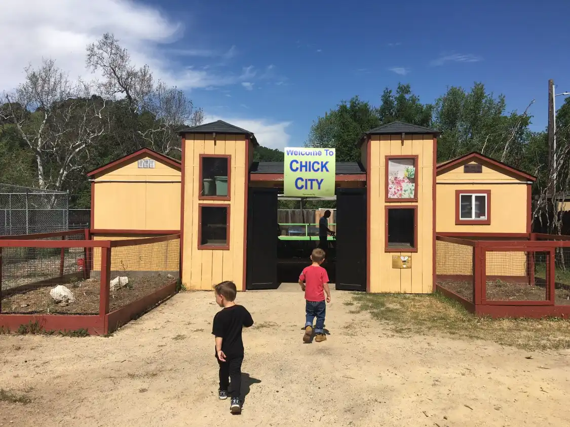 Hotels near Charles Paddock Zoo