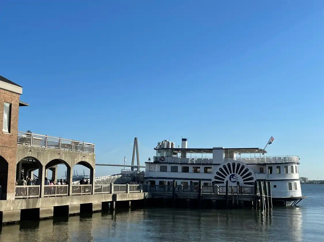 Hotels near Fort Sumter National Monument