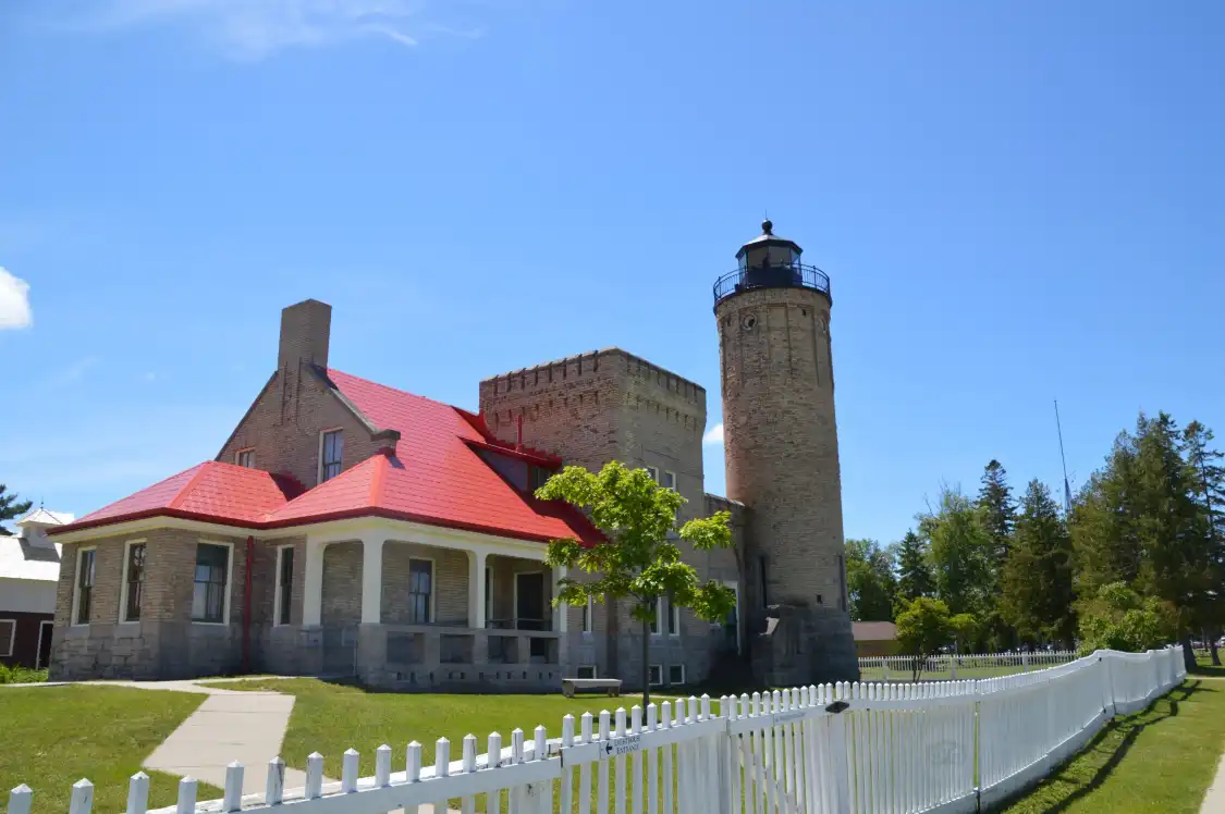 Hotel dekat Old Mackinac Point Lighthouse