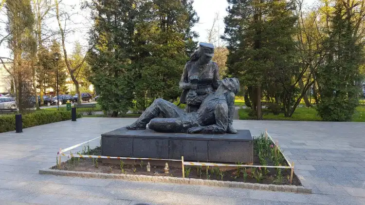 Hotels near Statue of the Nurse