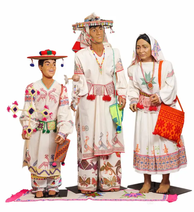 Hotel dekat Costumes of the Americas