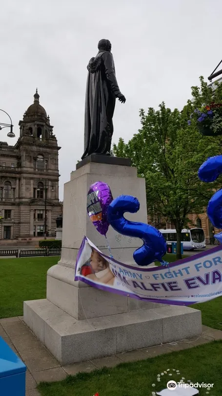 3_Thomas Campbell Statue