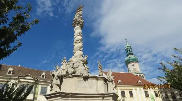 Holy Trinity Statue Hotele w: Sopron