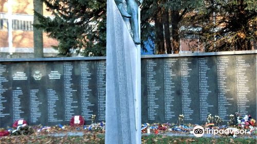 Monument D’Hommage Aux Aviateurs Tombes en Service