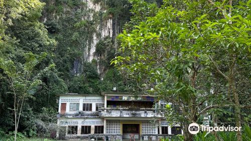 Sam Poh Tong Temple