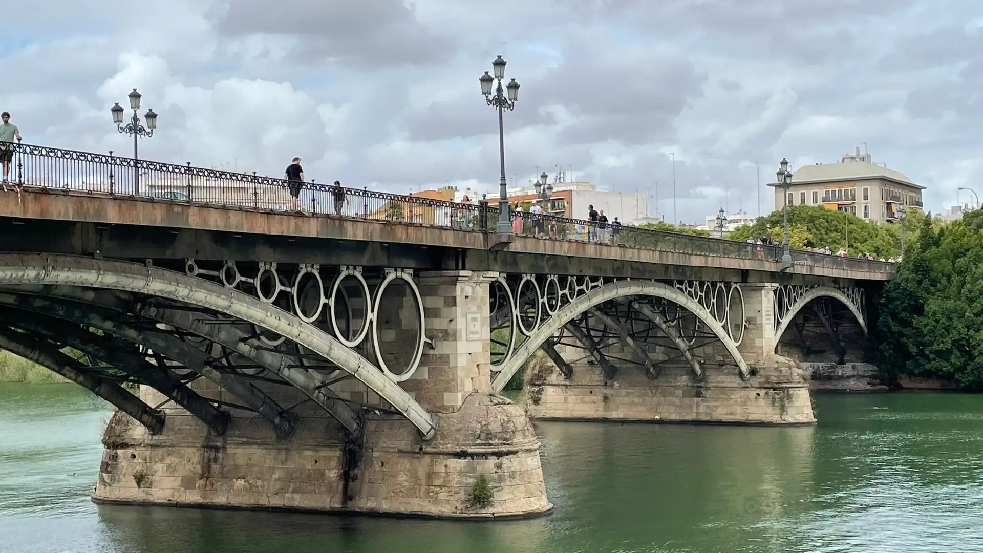 Hotels near Triana Bridge