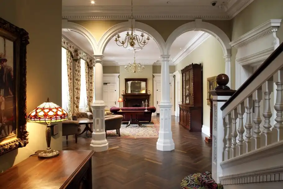 Hotels near Cultra Manor