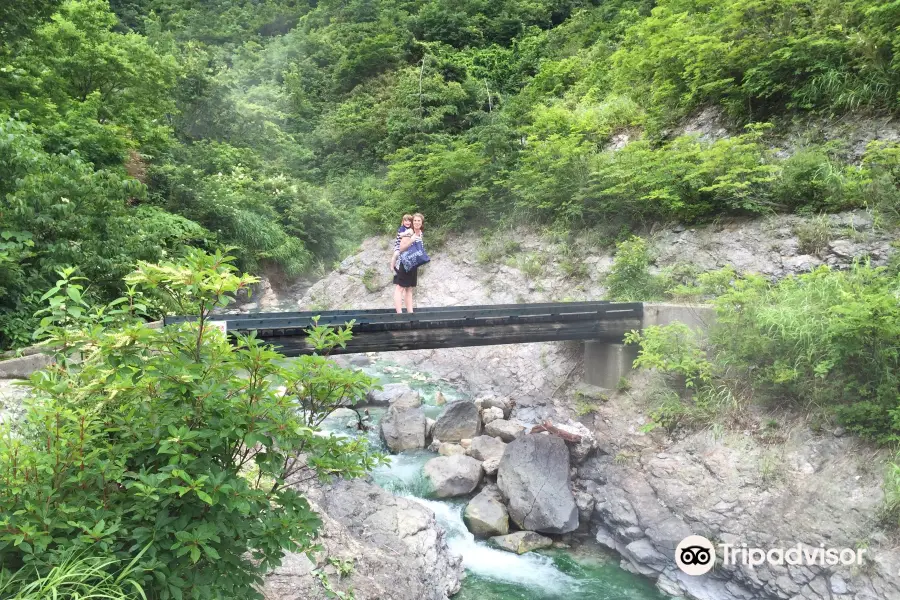 Kawarage Oyutaki (Hot Water Waterfall)