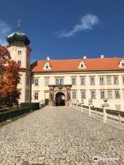 Mnísek pod Brdy Castle