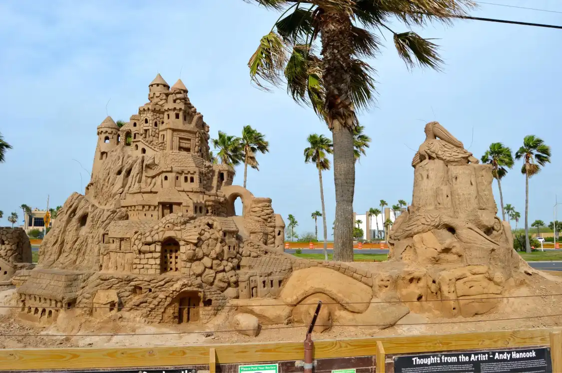 Отели рядом с достопримечательностью «Largest Outdoor Sandcastle in the USA»