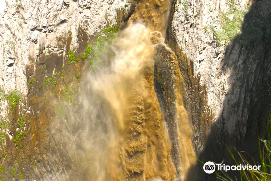 Karakaya-Su Waterfall