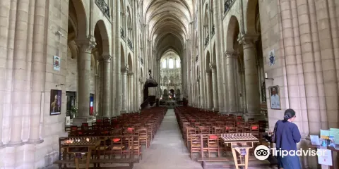 Noyon Cathedrale et Bibliotheque