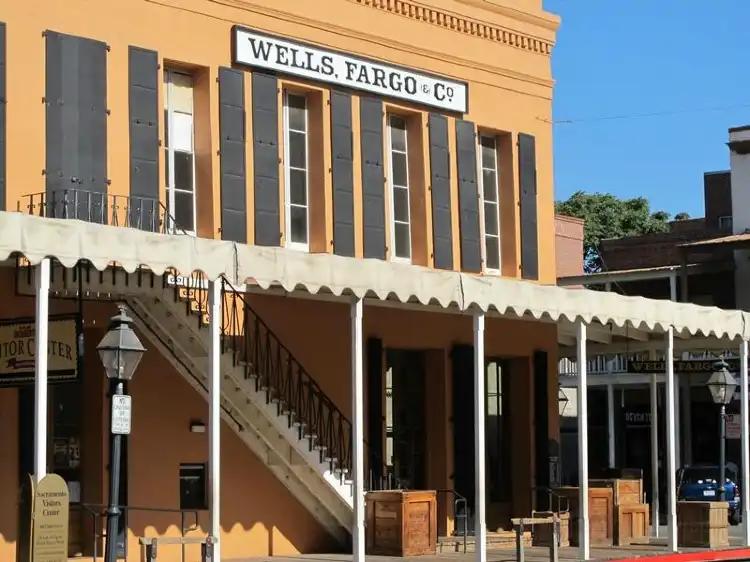 Các khách sạn gần Wells Fargo History Museum