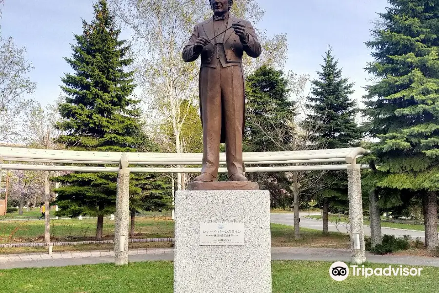 Leonard Bernstein Statue