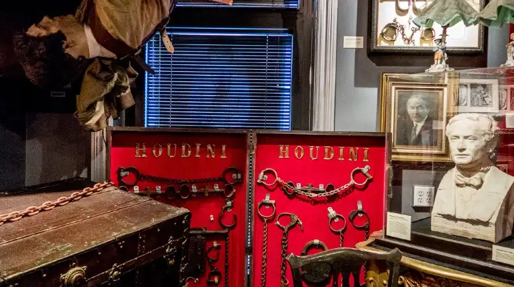 Hotel dekat Houdini Museum of New York at Fantasma Magic