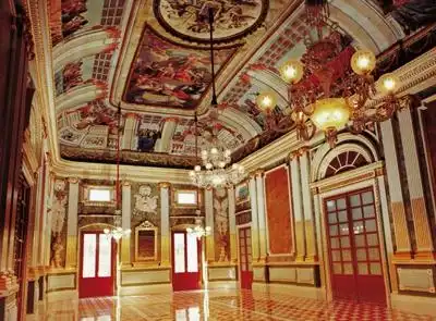 Hotel dekat Colunmas Del Kursaal